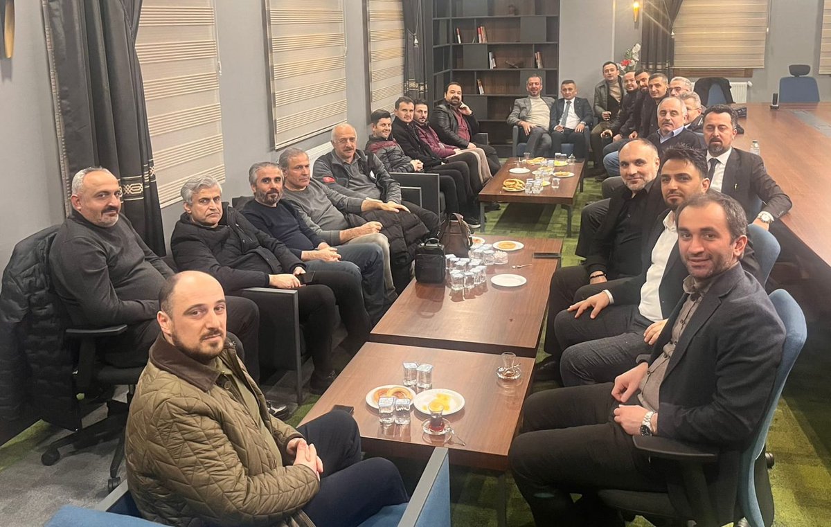 ebsrize1's tweet photo. Bu hafta Salı Buluşmaları kapsamında Yeşilay Rize Şube Başkanı Sayın Selçuk Beşikçi ile bir araya geldik; bağımlılıkla mücadele, koruyucu ve önleyici çalışmalar ile çocuklar ve gençlere yönelik farkındalık faaliyetlerini kapsamlı biçimde ele aldık, sahadan gelen veriler ışığında kurumlar arası iş birliğini güçlendirmeye dönük değerlendirmelerde bulunduk.

Sivil toplum kuruluşları, toplumun nabzını tutan, sahada karşılık bulan ve kamu politikalarını tamamlayan en güçlü yapılardır. Gönüllülük esaslı bu yapıların ürettiği değer, sadece sorun tespitiyle sınırlı kalmaz; çözümün de merkezinde yer alır. Güçlü, etkin ve sahaya dokunan bir sivil toplum anlayışı; çocuklarımızın, gençlerimizin ve geleceğimizin teminatıdır.