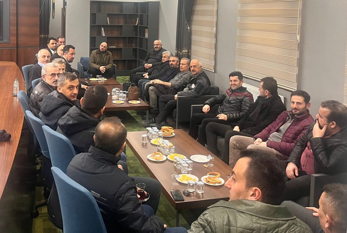 ebsrize1's tweet photo. Bu hafta Salı Buluşmaları kapsamında Yeşilay Rize Şube Başkanı Sayın Selçuk Beşikçi ile bir araya geldik; bağımlılıkla mücadele, koruyucu ve önleyici çalışmalar ile çocuklar ve gençlere yönelik farkındalık faaliyetlerini kapsamlı biçimde ele aldık, sahadan gelen veriler ışığında kurumlar arası iş birliğini güçlendirmeye dönük değerlendirmelerde bulunduk.

Sivil toplum kuruluşları, toplumun nabzını tutan, sahada karşılık bulan ve kamu politikalarını tamamlayan en güçlü yapılardır. Gönüllülük esaslı bu yapıların ürettiği değer, sadece sorun tespitiyle sınırlı kalmaz; çözümün de merkezinde yer alır. Güçlü, etkin ve sahaya dokunan bir sivil toplum anlayışı; çocuklarımızın, gençlerimizin ve geleceğimizin teminatıdır.