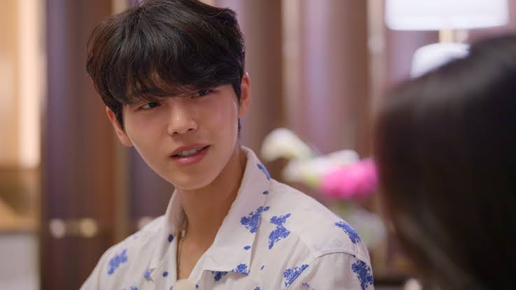 JoongKiBrazil's tweet photo. 📸- FILHO PERDIDO! 

Lim Sun Been um novo participante da 5° temporada de  Singles inferno está chamando atenção pela semelhança entre o ator Song Joong-ki.

Vocês acham que são parecidos? 

#SongJoongKi #송중기 https://t.co/zhgbvyuLSt