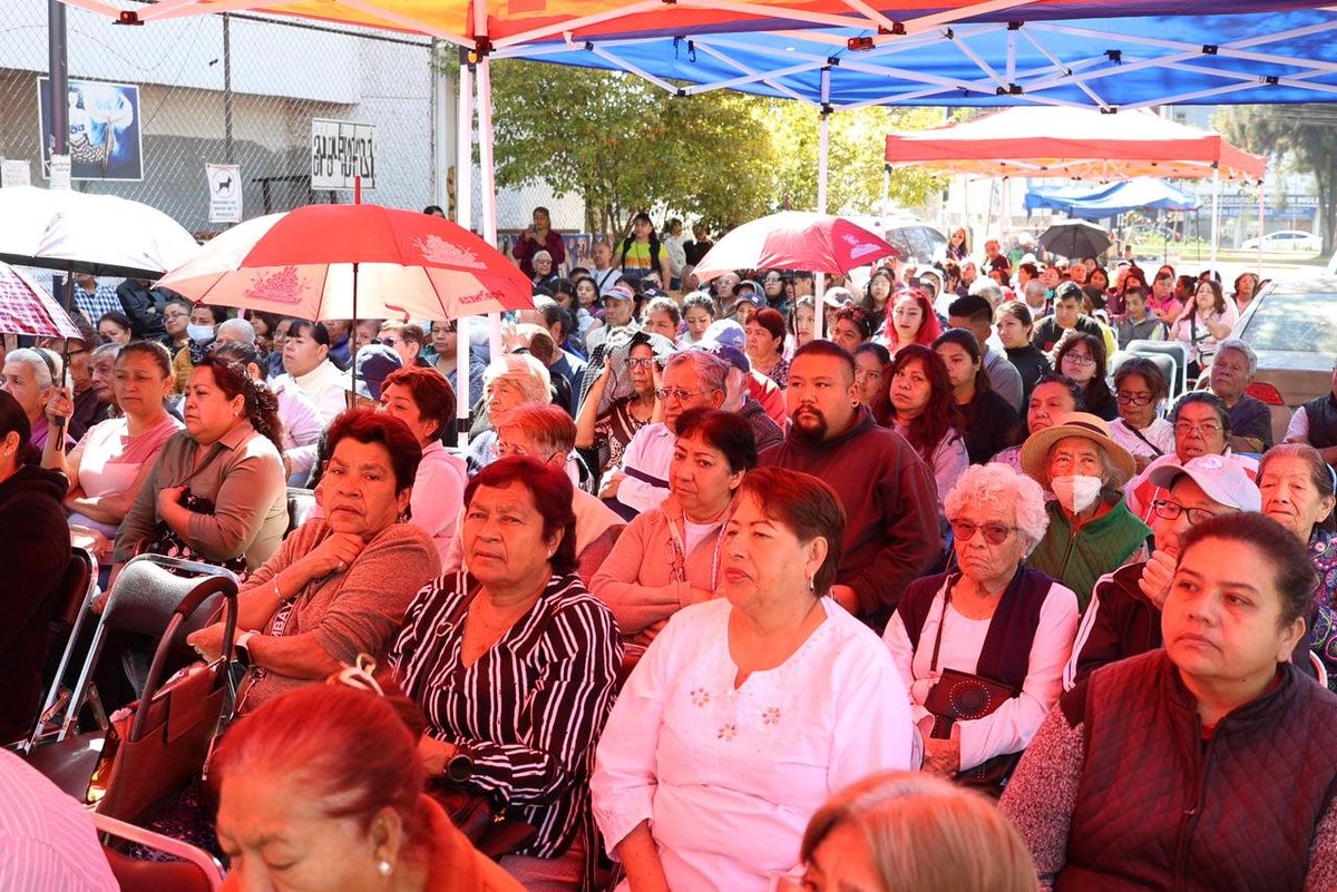 Adolfo_Cerqueda's tweet image. Menos escritorio, más territorio. 🫱🏻‍🫲🏼✅

Seguimos recorriendo el municipio, y ahora nos fuimos a platicar con las y los vecinos de la colonia 📍 Aurora, para mostrarles todo lo que estamos haciendo como parte del #PlanOrienteDelEstadoDeMéxico.

Me dio mucho saber que están al…