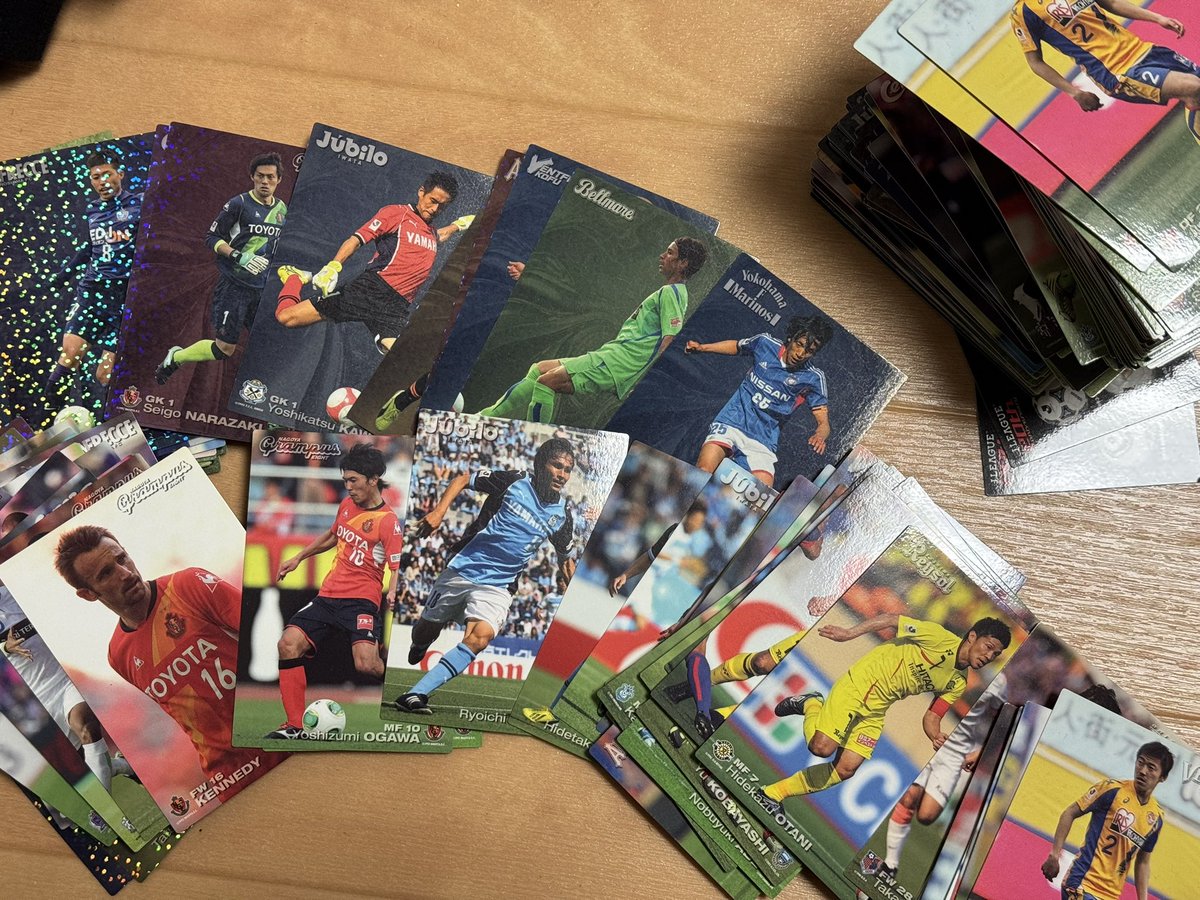 カルビーのJリーグチップスのカードがたくさん出てきた ホコリ臭いし