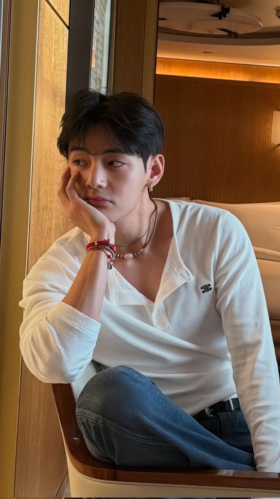 mimizzitta's tweet image. 🚨🏳️‍🌈 Kim Taehyung, membro do Boy Group “BTS”, revelou em live que NENHUM dos membros do grupo são héteros.