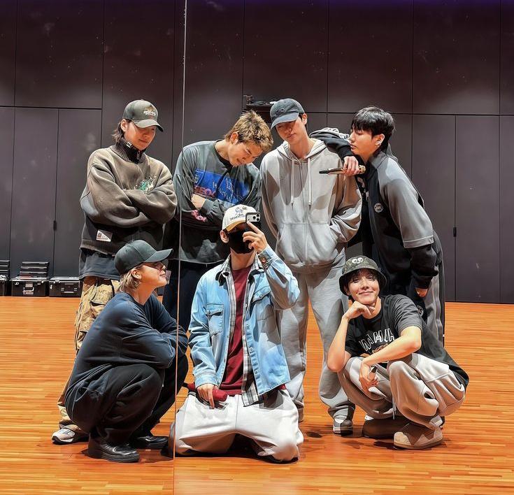 mimizzitta's tweet image. 🚨🏳️‍🌈 Kim Taehyung, membro do Boy Group “BTS”, revelou em live que NENHUM dos membros do grupo são héteros.