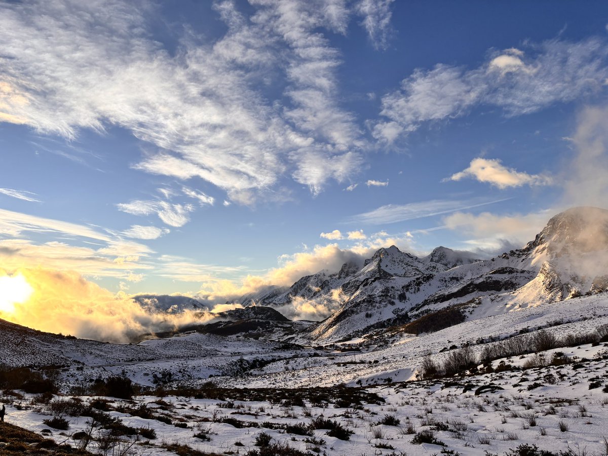 Albcofi's tweet image. Reinos y Montañas de León.
Desde el cordal de Tarna mirando a Riosol.