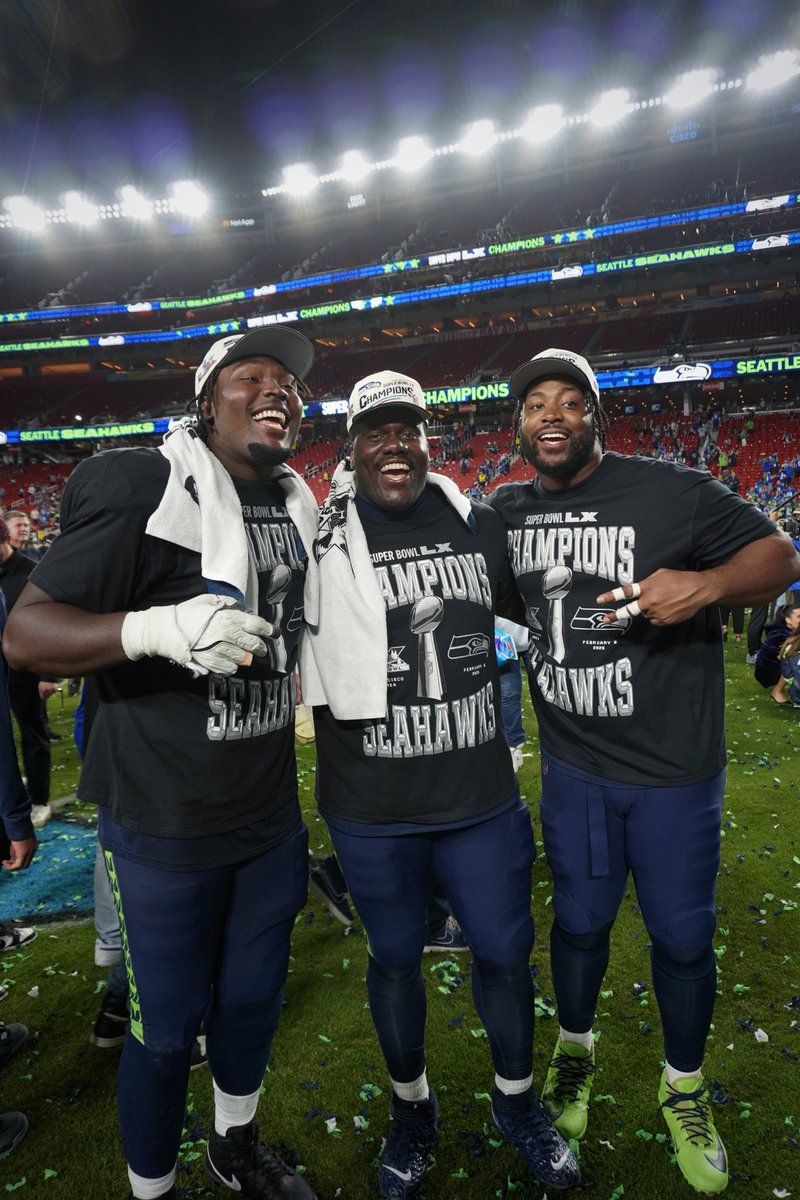 JoshJones_23's tweet photo. FOR NOW ON REFER TO ME AS CHAMP 💍
#SBLX #GoHawks https://t.co/vnsyfaIr3e
