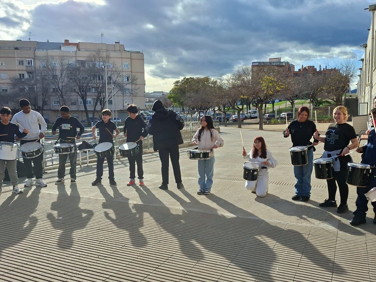 IERAlberti's tweet photo. 🥁✨ L’alumnat de 1r, 2n i l’itinerari de música de 4t d’ESO ha gaudit d’un taller de batucada brutal, deixant-se portar pel ritme i la música en plena setmana de Carnaval 🎭🎶
Somriures, complicitat i molta percussió per celebrar que la música també es viu amb el cos! 💃🕺🔥 https://t.co/TjPwmKQr9v
