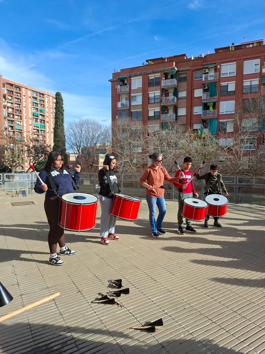 IERAlberti's tweet photo. 🥁✨ L’alumnat de 1r, 2n i l’itinerari de música de 4t d’ESO ha gaudit d’un taller de batucada brutal, deixant-se portar pel ritme i la música en plena setmana de Carnaval 🎭🎶
Somriures, complicitat i molta percussió per celebrar que la música també es viu amb el cos! 💃🕺🔥 https://t.co/TjPwmKQr9v