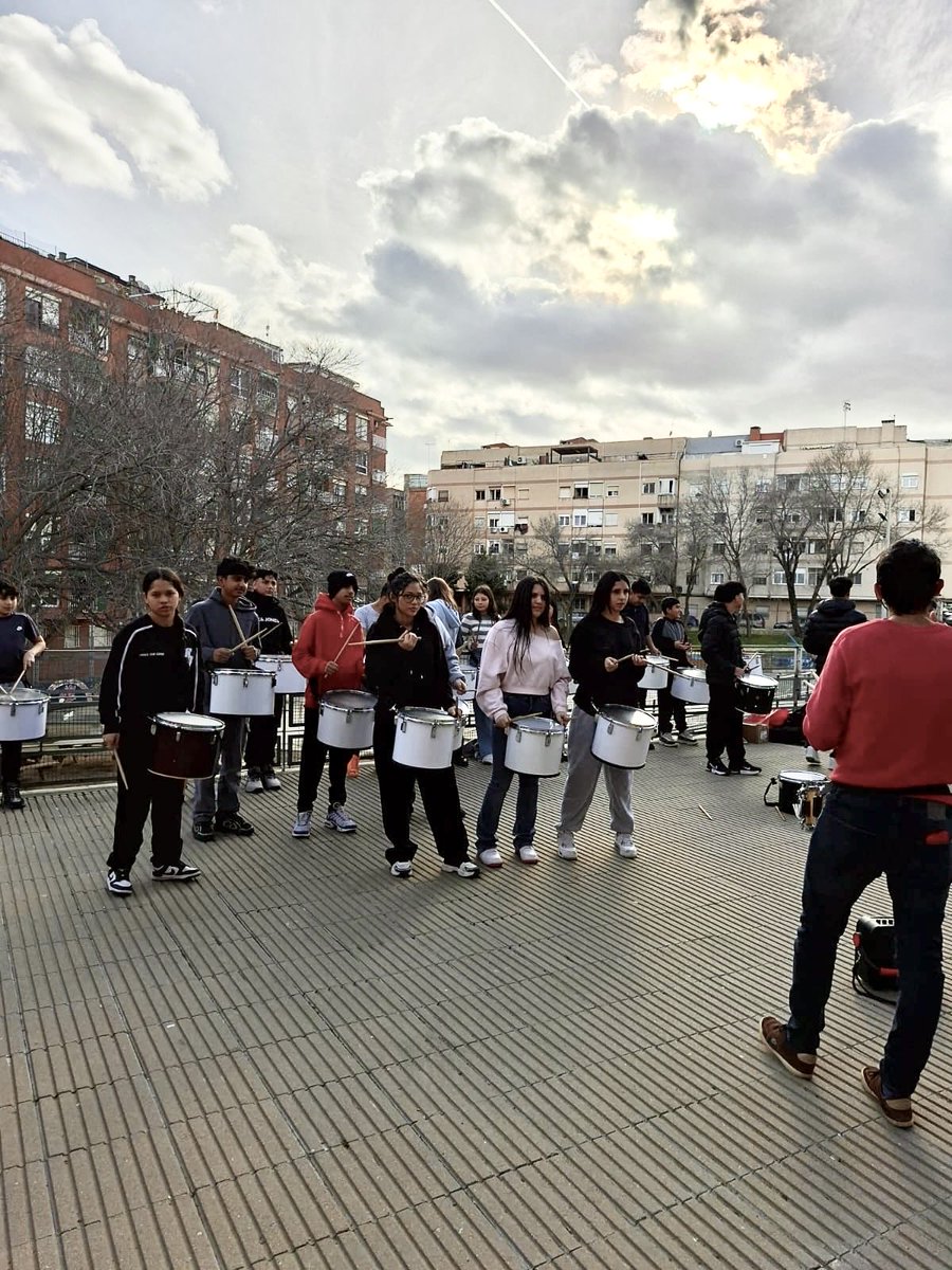 IERAlberti's tweet photo. 🥁✨ L’alumnat de 1r, 2n i l’itinerari de música de 4t d’ESO ha gaudit d’un taller de batucada brutal, deixant-se portar pel ritme i la música en plena setmana de Carnaval 🎭🎶
Somriures, complicitat i molta percussió per celebrar que la música també es viu amb el cos! 💃🕺🔥 https://t.co/TjPwmKQr9v