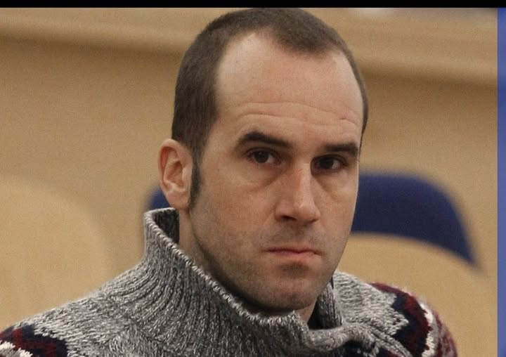 Este hijo de puta que asesinaba por la espalda a hombres,mujeres ,alguna embarazada y niños,que se meo en los pantalones cuando lo detuvo la guardia civil.Hoy gracias a Marlaska ,el PSOE y pnv,ya está en la calle,PODEMOS  o el PSOE ,se pegarán por tenerlo en su partido