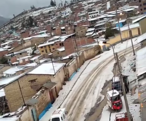 COENPeru's tweet photo. #Ayacucho: la tarde del 9/2 se registró una #Granizada en el distrito #Coracora, provincia Parinacochas, que afectó viviendas, puesto de salud e institución educativa. Como respuesta, la Municipalidad Provincial de Parinacochas realiza la #EDAN y coordina las acciones para atender la emergencia. No se registran daños a la vida y salud de las personas.