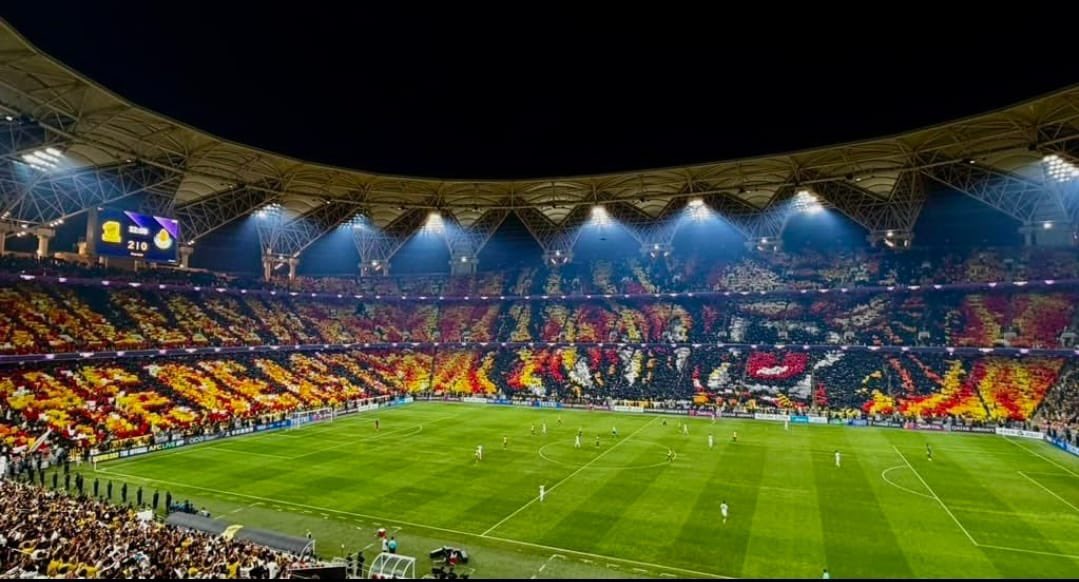 FhAlrefaie's tweet photo. لو كان القناة الناقلة بالدوري ، هل كان نقلت هذا الجمال بهذا الشكل ، مايعرف جمال الاتحاد الا المحايد ام المتعصبين فلا . شوفوا جمال المدرج الاتحادي .
#تدل_دربها
#الاتحاد_الغرافة https://t.co/3VfysZyH2p