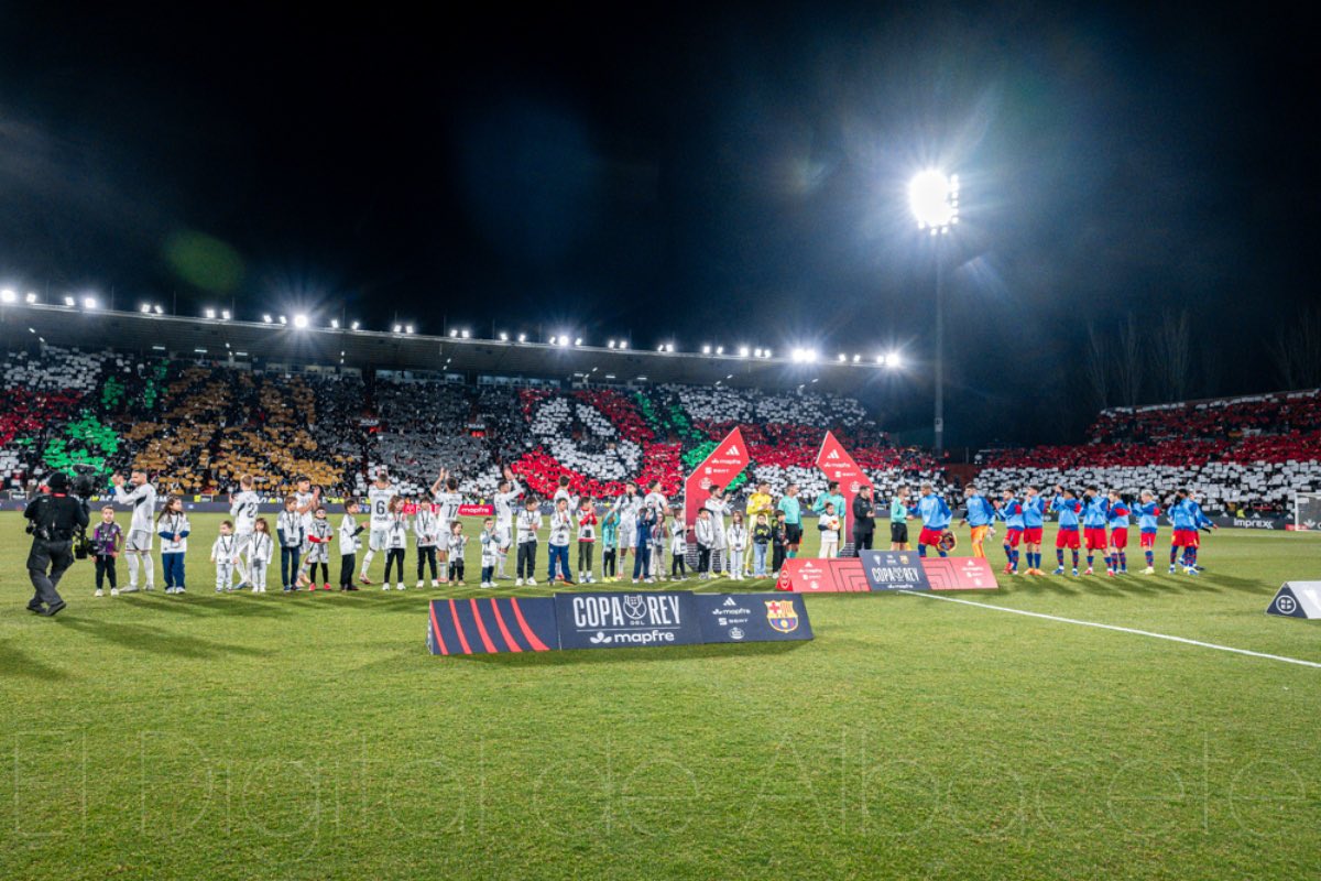 …como dentro.

Aun con las inclemencias meteorológicas que tuvimos esos días, preparamos un mosaico para la salida de los jugadores.

Entre laureles verdes, un balón antigüo. Al otro lado, una escarapela con nuestros colores.

En el centro, la 🏆.