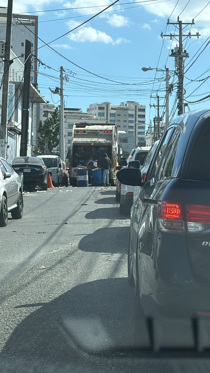 Yo tenía entendido que la recogida de basura era de noche.
Este camión, aparte de estar en vía contraria y regando más basura que la que está recogiendo, tiene un tapón gigantesco en la Erick Leonardo Ekman.