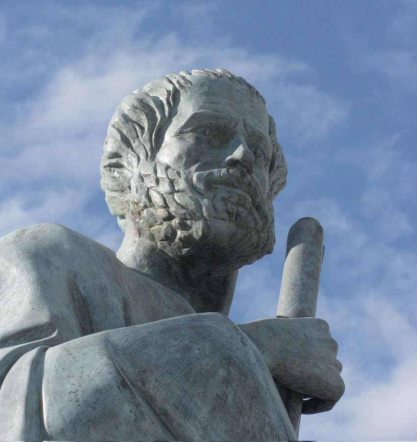 علينا أن نحرر أنفسنا من الأمل بأن البحر  يوماً سيهدأ، علينا أن نتعلم الإبحار وسط الرياح العاتية ."

- أرسطو