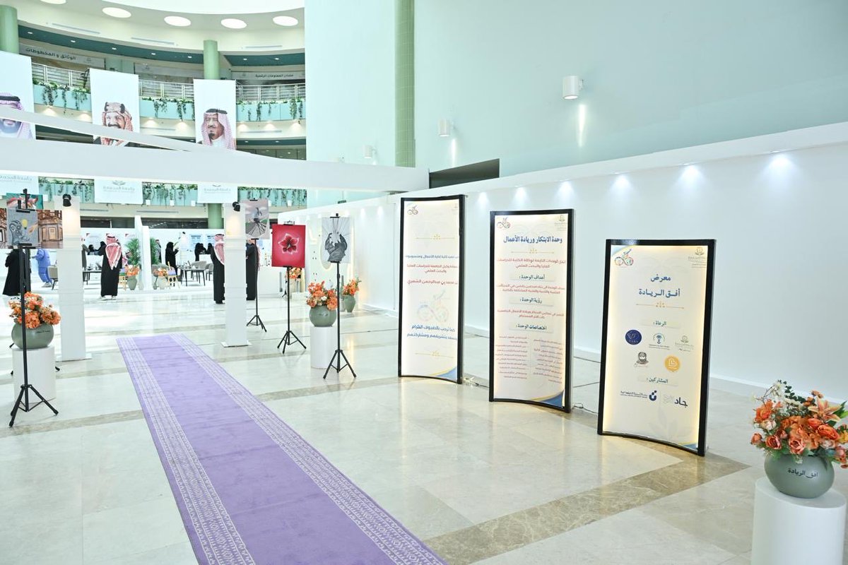 mu_cba_'s tweet photo. برعاية وحضور سعادة وكيل الجامعة للدراسات العليا والبحث العلمي،
وبحضور سعادة عميد الكلية،
المشاهد الأولى من معرض"أفق الريادة"
حيث استعرض طلبة الكلية مشاريعهم وأفكارهم الريادية في بيئة تعزّز الابتكار وتصنع الأثر
@mu_vrgs 
#جامعة_المجمعة
#وكالة_الدراسات_العليا
#كلية_إدارة_الأعمال https://t.co/yw5nthbbXm