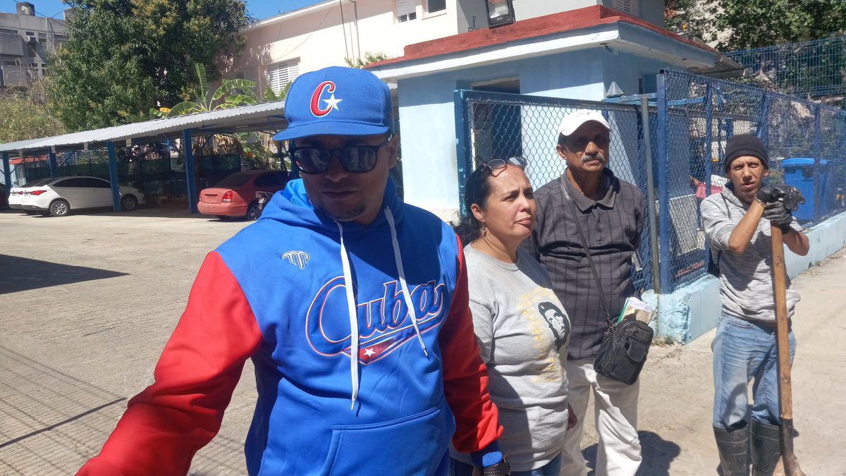 Estamos en el Consejo Popular #Plaza, Estancia y Lombillo; y en otros escenarios, impulsando la limpieza e higienización, pese a las limitaciones y las dificultades.
Del cerco se sale, combatiendo.
Nada nos detendrá. 
#PlazaEnElCorazón
#LaHabanaViveEnMí 
#CubaEstáFirme