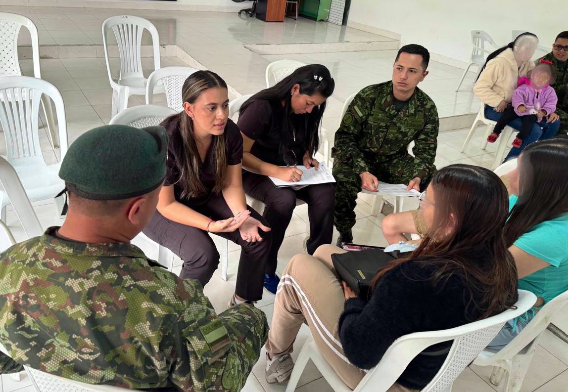 ejercito_COPER's tweet photo. #Hoy el equipo interdisciplinario de Psicología y el CEFAM de la #BR30 brindan acompañamiento psicosocial a las familias afectadas por la acción terrorista del 6 de febrero de 2026,en el cantón El Trapiche del Batallón de Infantería N.° 15, en Ocaña, N. de S.

#PatriaHonorLealtad https://t.co/KDXgH4KBCO