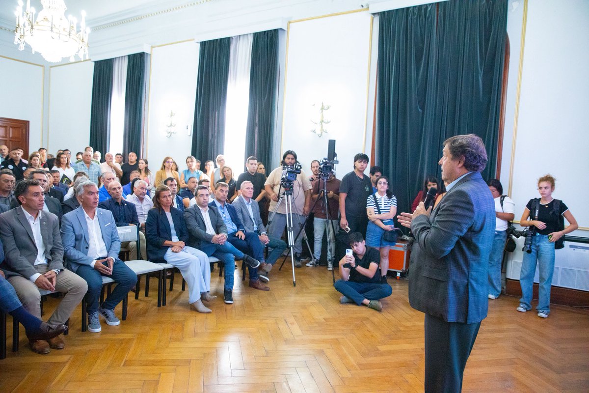rionegrogob's tweet photo. WERETILNECK PRESENTÓ A RÍO NEGRO COMO HUB ENERGÉTICO EXPORTADOR

El gobernador @WeretilneckOK presentó los detalles del proyecto Argentina LNG, una de las iniciativas energéticas más importantes en la historia del país, que consolida a Río Negro como puerta de salida de la energía argentina al mundo.  

⚡️La obra conectará Vaca Muerta con la costa rionegrina a través de un gasoducto dedicado de más de 500 km. Incluye además un poliducto, la planta fraccionadora más grande del país y buques de licuefacción mar adentro que permitirán exportar Gas Natural Licuado durante todo el año.  

🚧 Río Negro aporta infraestructura, ubicación estratégica sobre el Atlántico y un marco legal que brinda previsibilidad a las grandes inversiones, con leyes de promoción industrial, parques logísticos y zona franca.  

⛴️  El proyecto generará beneficios directos para la provincia: aportes comunitarios millonarios, nuevos ingresos por cánones y tasas, reactivación del aeropuerto de San Antonio Oeste, empleo local, desarrollo de proveedores rionegrinos y programas de formación técnica para preparar a nuestra gente para esta nueva etapa productiva.  

Más producción, más trabajo y más futuro para Río Negro.

ℹ️Más info: https://t.co/pF6ESIe2g0