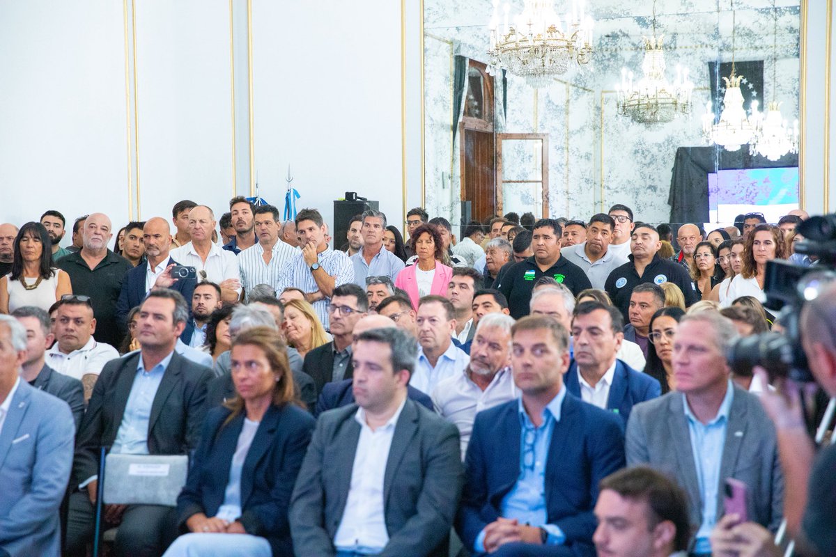 rionegrogob's tweet photo. WERETILNECK PRESENTÓ A RÍO NEGRO COMO HUB ENERGÉTICO EXPORTADOR

El gobernador @WeretilneckOK presentó los detalles del proyecto Argentina LNG, una de las iniciativas energéticas más importantes en la historia del país, que consolida a Río Negro como puerta de salida de la energía argentina al mundo.  

⚡️La obra conectará Vaca Muerta con la costa rionegrina a través de un gasoducto dedicado de más de 500 km. Incluye además un poliducto, la planta fraccionadora más grande del país y buques de licuefacción mar adentro que permitirán exportar Gas Natural Licuado durante todo el año.  

🚧 Río Negro aporta infraestructura, ubicación estratégica sobre el Atlántico y un marco legal que brinda previsibilidad a las grandes inversiones, con leyes de promoción industrial, parques logísticos y zona franca.  

⛴️  El proyecto generará beneficios directos para la provincia: aportes comunitarios millonarios, nuevos ingresos por cánones y tasas, reactivación del aeropuerto de San Antonio Oeste, empleo local, desarrollo de proveedores rionegrinos y programas de formación técnica para preparar a nuestra gente para esta nueva etapa productiva.  

Más producción, más trabajo y más futuro para Río Negro.

ℹ️Más info: https://t.co/pF6ESIe2g0