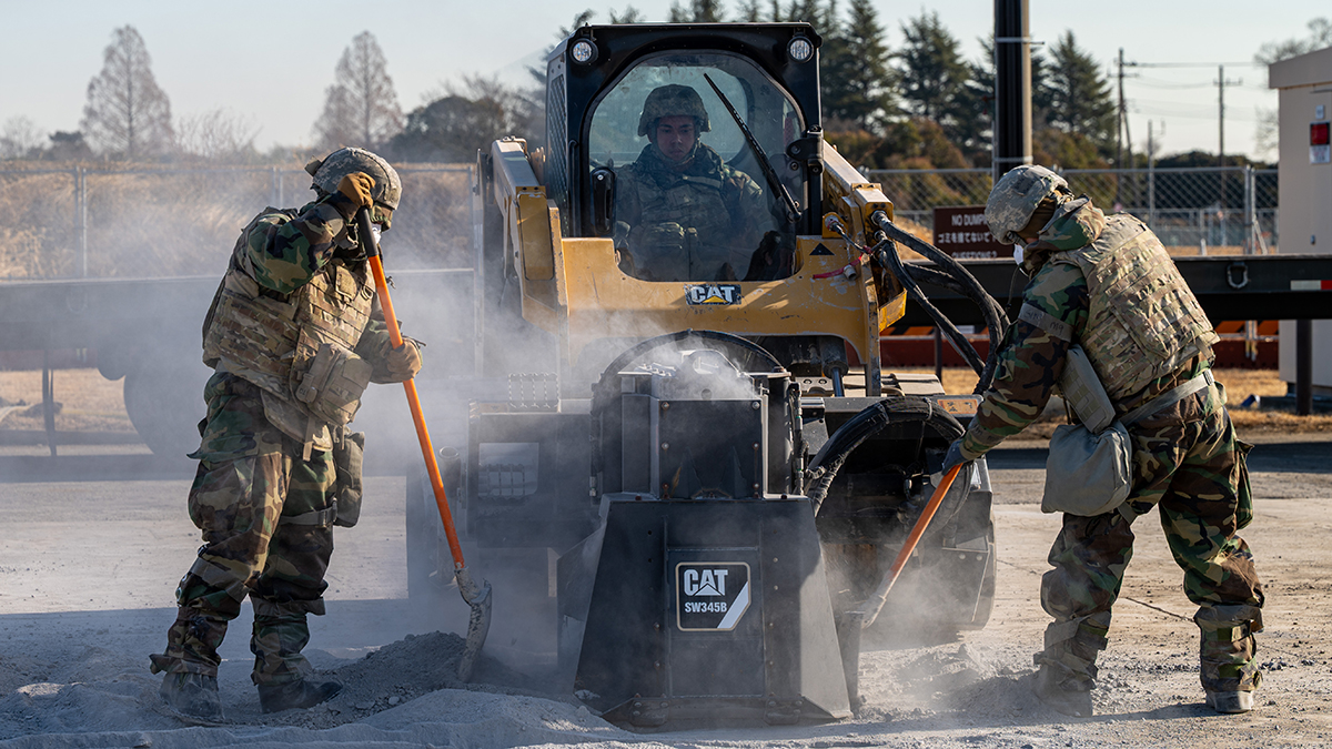 YokotaAirBase's tweet photo. 2月3-5日、横田基地で日米共同の滑走路被害復旧（＃RADR）野外戦術訓練を実施。米空軍第374施設中隊（#374CES)と航空自衛隊中央航空施設隊が連携し、即応性と相互運用性を強化しました。 https://t.co/MmMuPINuRS