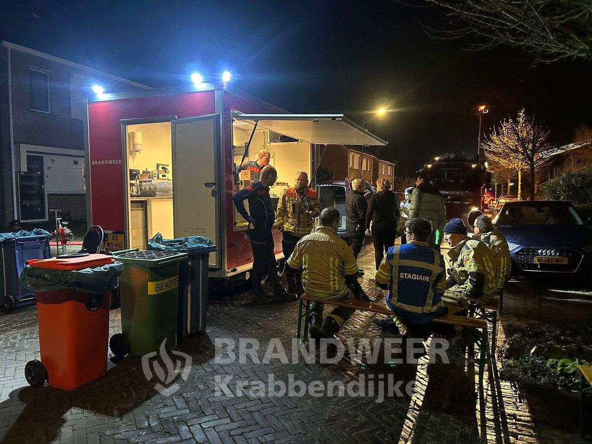 Middelbrand door schoorsteenbrand aangewakkerd door bijennest in Heinkenszand