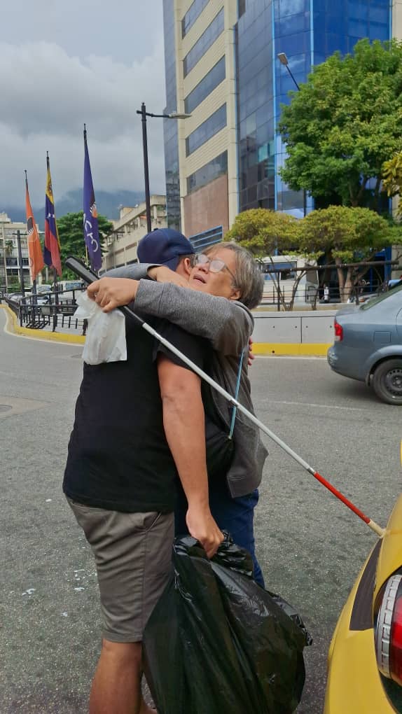 VictorUgas58's tweet photo. Asi me reencontré con mi madre luego de ser excarcelado.

Primeramente a Dios doy gracias por tener a mi mamá con vida, que mientras estuve en la cárcel tenía que viajar durante 12 horas para poder verme solo 10min. a través de un vidrio. 

Mi mamá es una persona con discapacidad https://t.co/FLn8Dtm2Tx