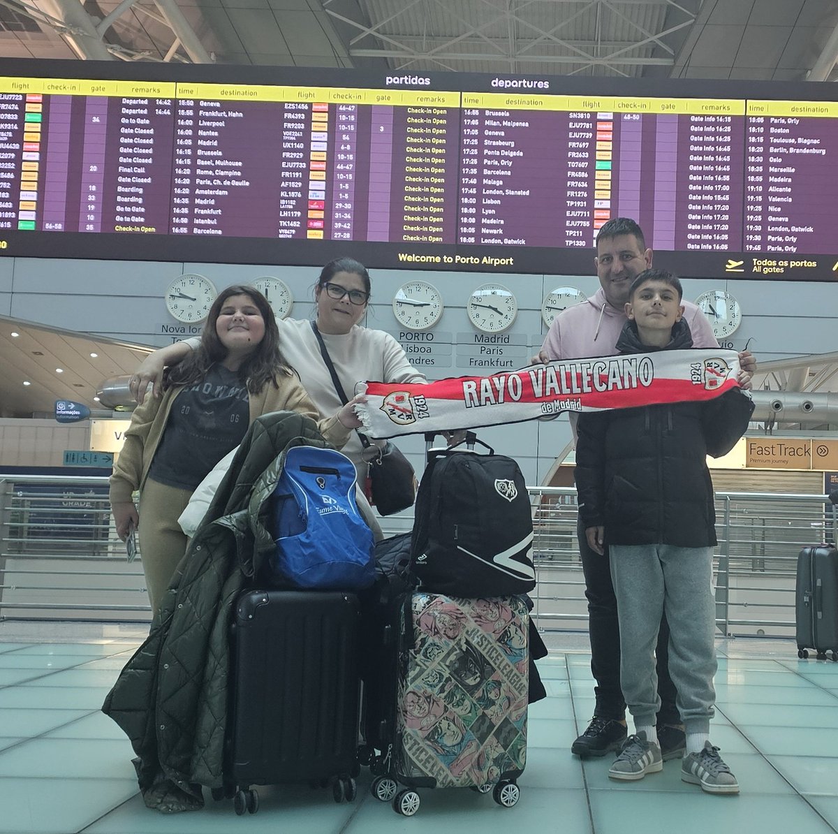 No somos de Vallecas, pero somos del Rayo Vallecano.
Desde Galicia, sin venta online, mendigando entradas.
Llegas y duele: estadio en ruinas, ciudad deportiva abandonada, cantera olvidada, femenino invisible.  el Rayo,su gente, su historia y su barrio,merece mucho más.RESPETO⚡🔥