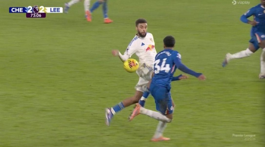 PeakSxnti's tweet photo. Can't lie if this wasn't penalise against Arsenal I would be fuming but since it's Chelsea it's totally fine with me. https://t.co/CIp4a4jXqa