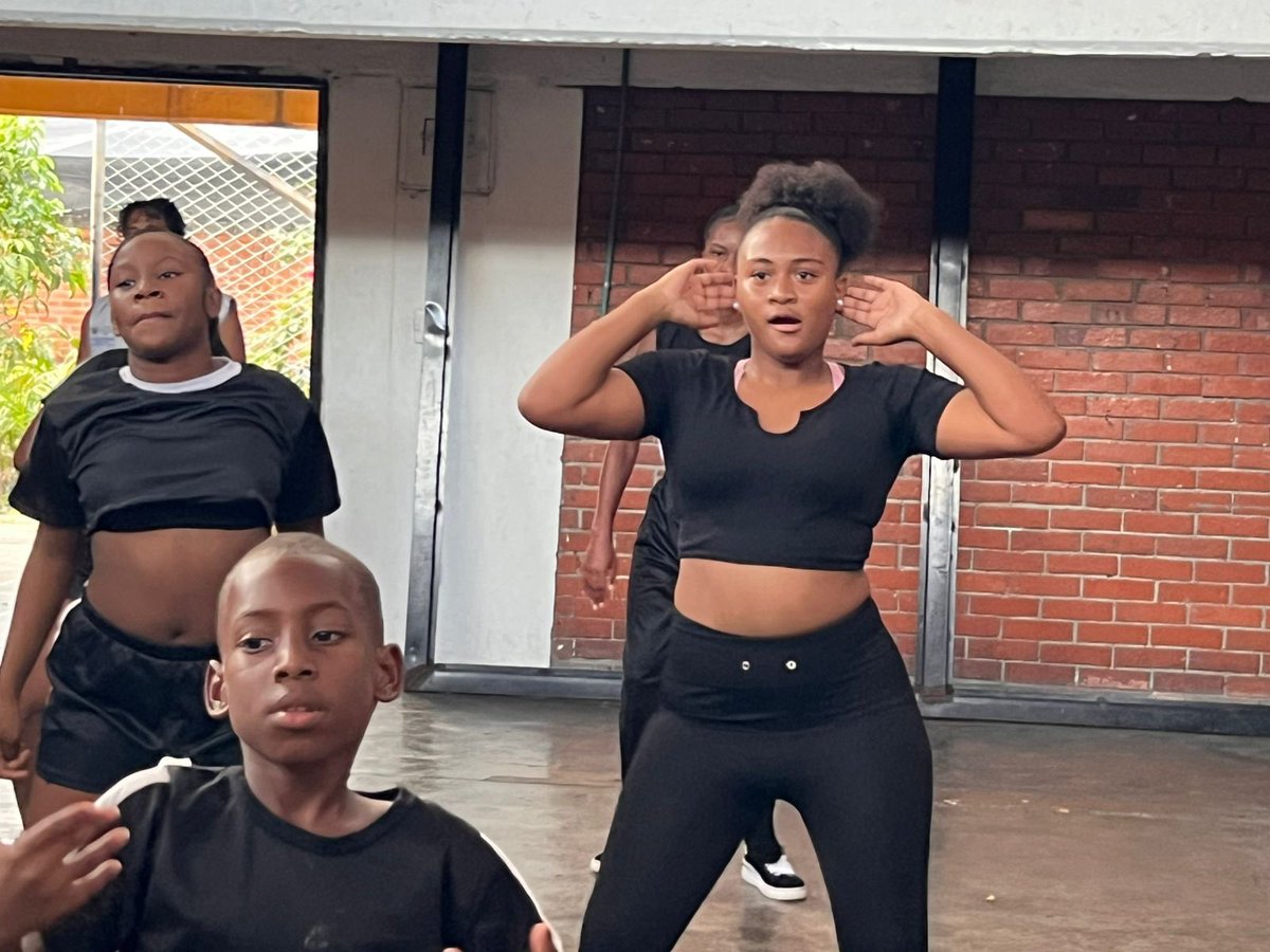 EsCulValle's tweet photo. ¡Decepaz se mueve al ritmo del talento! 💃🏽 Con el programa Escuelas Culturales, la @GobValle y @CulturaValle fortalecen el tejido social en la Comuna 21 de Cali.
50 jóvenes de 'Top Dance' transforman su entorno a través de la danza urbana. 🎶✨ #CulturaValle #Decepaz https://t.co/RvMO1n0sFK