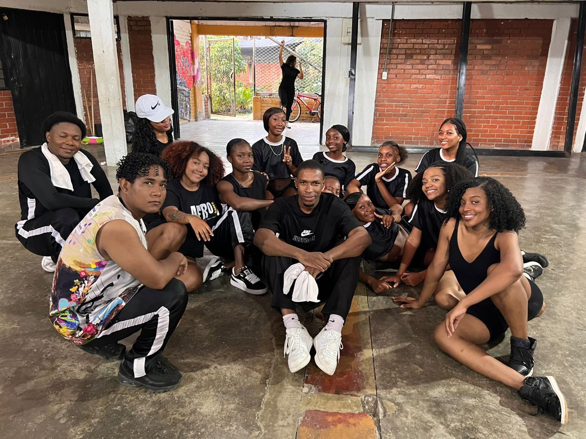 EsCulValle's tweet photo. ¡Decepaz se mueve al ritmo del talento! 💃🏽 Con el programa Escuelas Culturales, la @GobValle y @CulturaValle fortalecen el tejido social en la Comuna 21 de Cali.
50 jóvenes de 'Top Dance' transforman su entorno a través de la danza urbana. 🎶✨ #CulturaValle #Decepaz https://t.co/RvMO1n0sFK