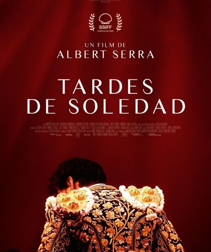 30 minutos de "Tardes de Soledad" y me reafirmo en mis valores antitaurinos. No le quito valor artistico a la película, pero por más que intente entender por qué este mundo existe, menos lo entiendo.