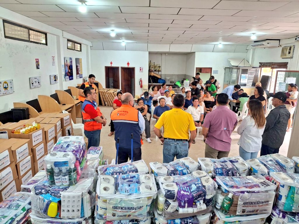 Riesgos_Ec's tweet photo. 📍#ElOro
#Machala
Tras la evaluación inicial de necesidades, realizamos la entrega de Asistencia Humanitaria a las familias damnificadas por las inundaciones en la parroquia El Retiro, fortaleciendo la respuesta inmediata ante la emergencia.
🦺🇪🇨
#EstamosPreparados
@GoberElOro
@CaroLozanoHaro