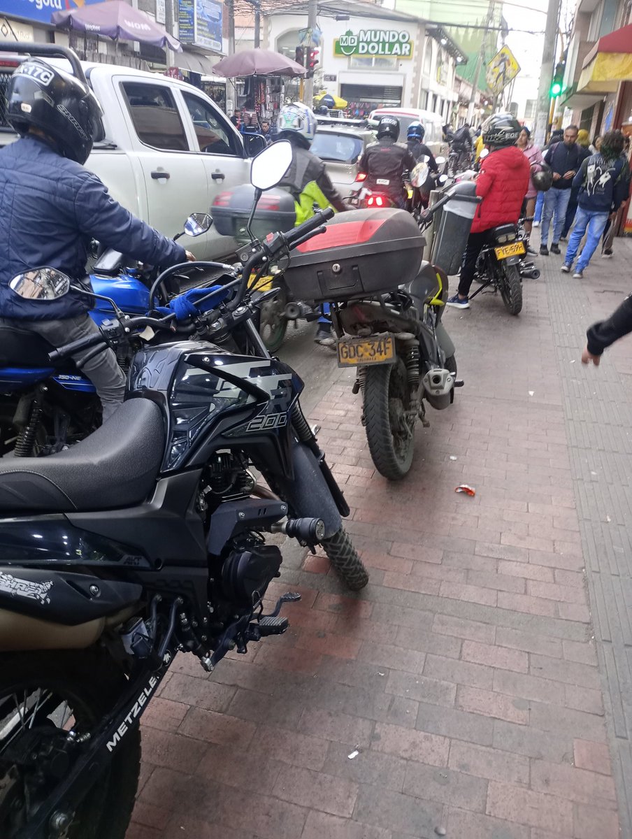 luifer604's tweet photo. @JulianPericoJr Por favor instale vallas en la calle 7a entre carreras 13 y 14 de forma permanente para evitar un accidente grave, es la parte más estrecha de esta vía y está invadida de motos y vendedores ambulantes que obligan a la gente a caminar entre los carros. https://t.co/TdDHYCleUi