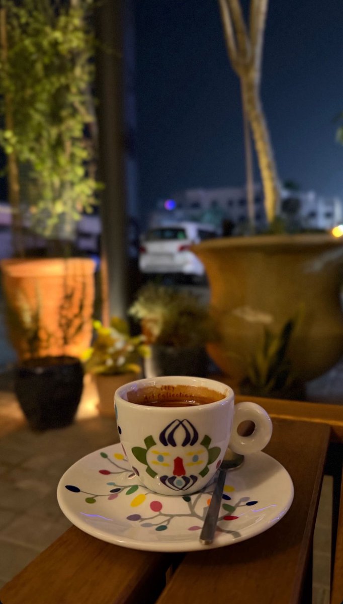 "تجرّعت منك المُرّ حتى عشقت المُرّ
من الشاهي السادة إلى القهوة السودا"