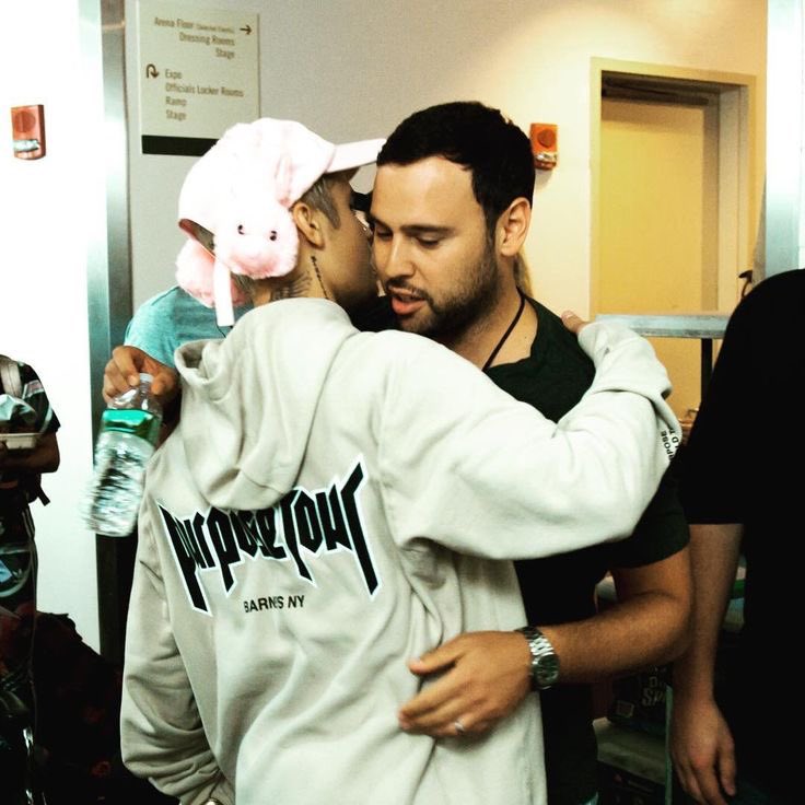 0hmybieberr's tweet photo. si pensábamos que Scooter Braun no podía ser más manipulador y avaricioso, estábamos equivocadas — uso su poder para controlar una de las cuentas fan más influyentes de Justin Bieber: @LaurenDPorteous (aka @JBCrewdotcom), para proteger sus intereses económicos

CHISME EN ESPAÑOL https://t.co/pYL5JtW1kF