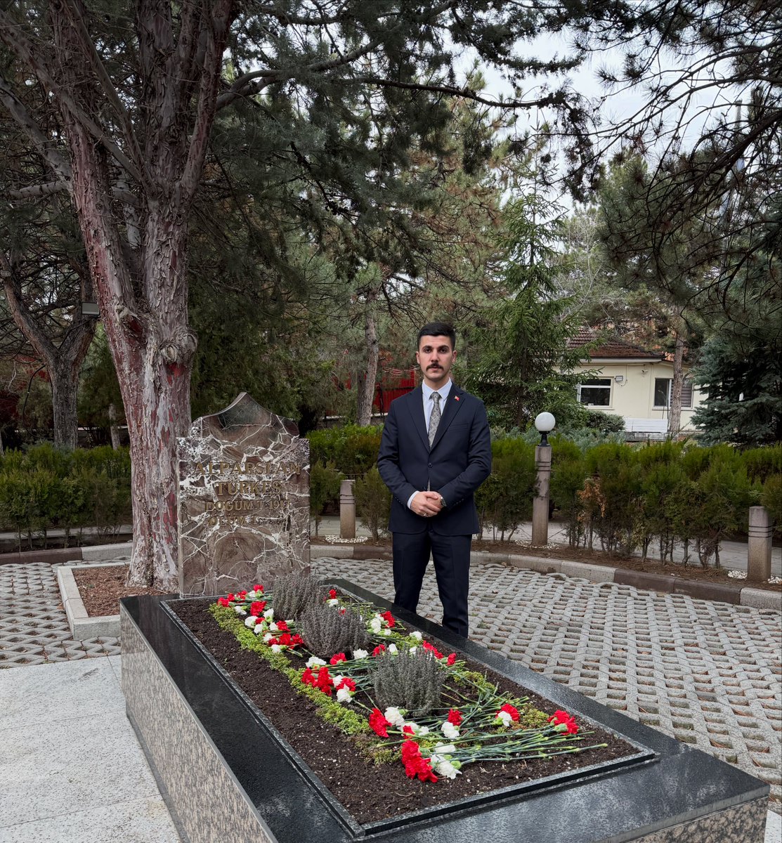 Sevmedim Ülküden başkasını,
Bir de seni çok seviyorum…