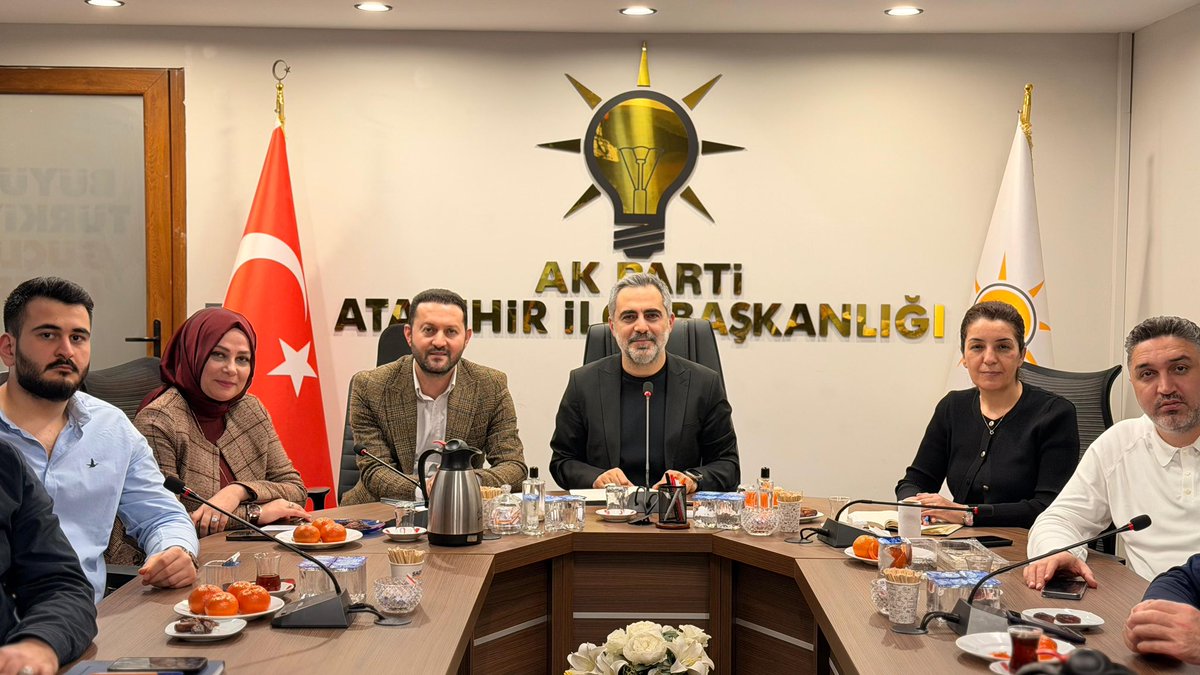 İlçe Yürütme ve Yönetim Kurulu Toplantımızı İl Yönetim Kurulu Üyemiz <a href="/zeynettin_aydin/">Zeynettin AYDIN</a> ın katılımlarıyla gerçekleştirdik.

Gerçekleştireceğimiz çalışmaları müzakere ettik. 

Genel ve yerel konularımızı değerlendirdik.

Hayırlı olsun.

<a href="/atasehirakparti/">AK Parti Ataşehir</a> 
<a href="/halimaksu/">Abdulhalim Aksu</a> 
<a href="/abdullahozdemir/">Abdullah Özdemir</a>