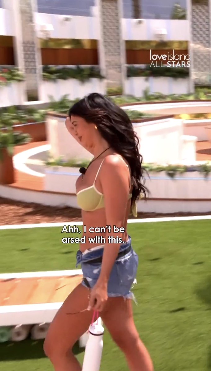 Belle giggling whilst on her way to the secret garden with Scott… is this not the same thing she’s been shouting 40 days &amp; 40 nights at Lucinda for?? #LoveIsland #LoveIslandAllStars