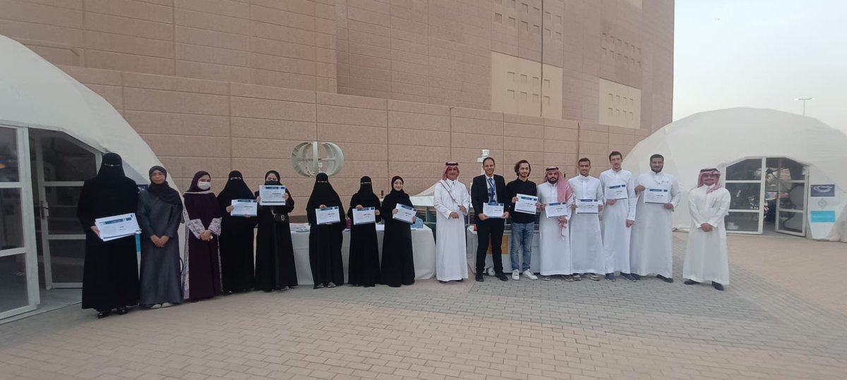 أقيم اليوم في منارة الرياض الفضائية بجامعة الأمير سلطان حفل تكريم الفرق الفائزة بسباق #سات_ثون في نسخته الأولى، وذلك بحضور سمو الأمير بدر بن فهد الفيصل آل سعود، رئيس الجمعية السعودية لهواة اللاسلكي. 

وقد قام سموه بتسليم الجوائز للفرق الفائزة.

وسيتم اطلاق النسخة الثانية باذن