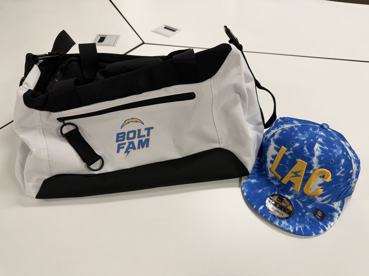⚡️⚡️⚡️ IT’S GIVEAWAY TIME ⚡️⚡️⚡️

RT this post for a chance at this  Bolt Fam duffle and hat. I will select a winner on Friday. Have a great day everyone. #BoltUP