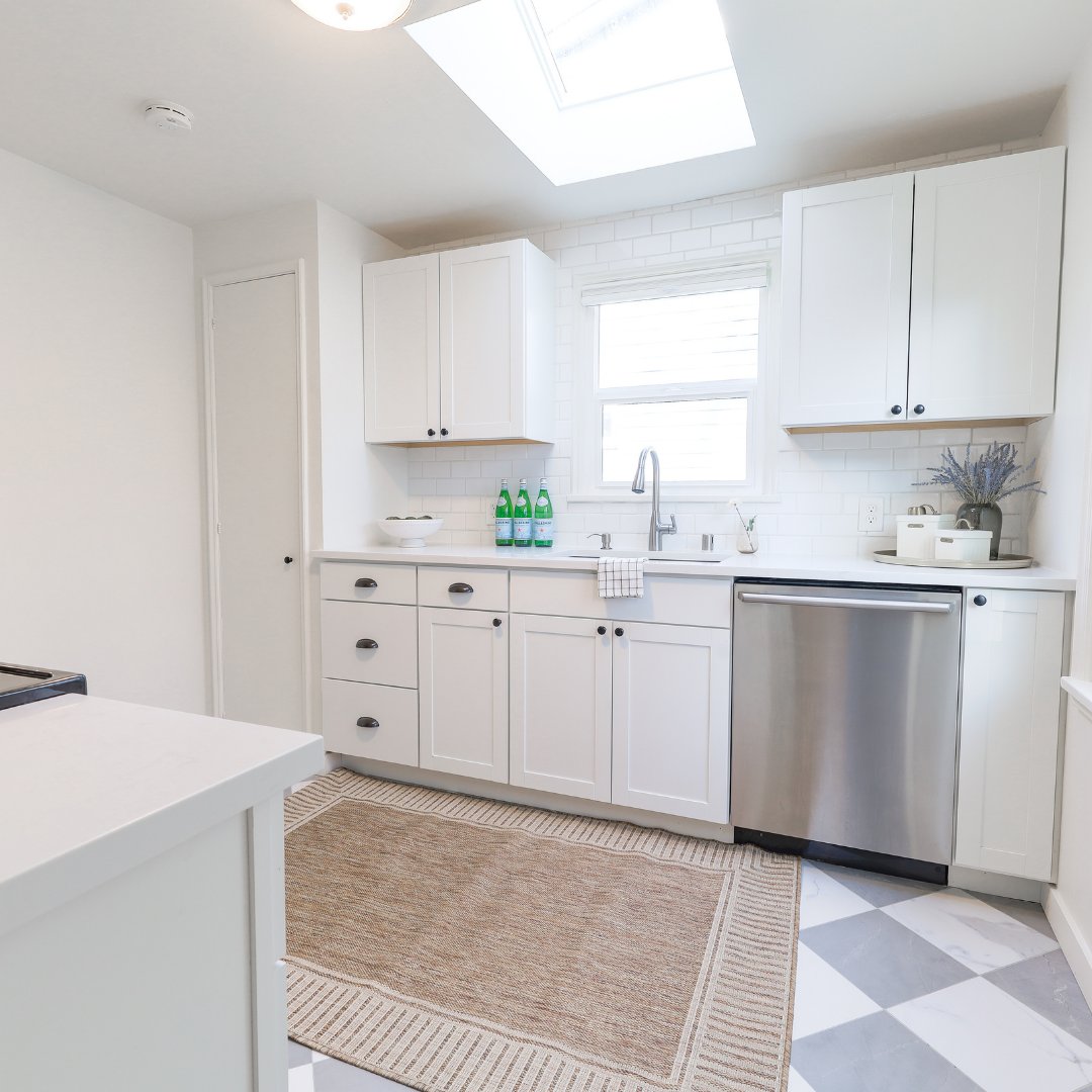 DwellingGroup's tweet photo. Just listing in the Bryant neighborhood of Seattle! https://t.co/Vq8eP3Qs5H
