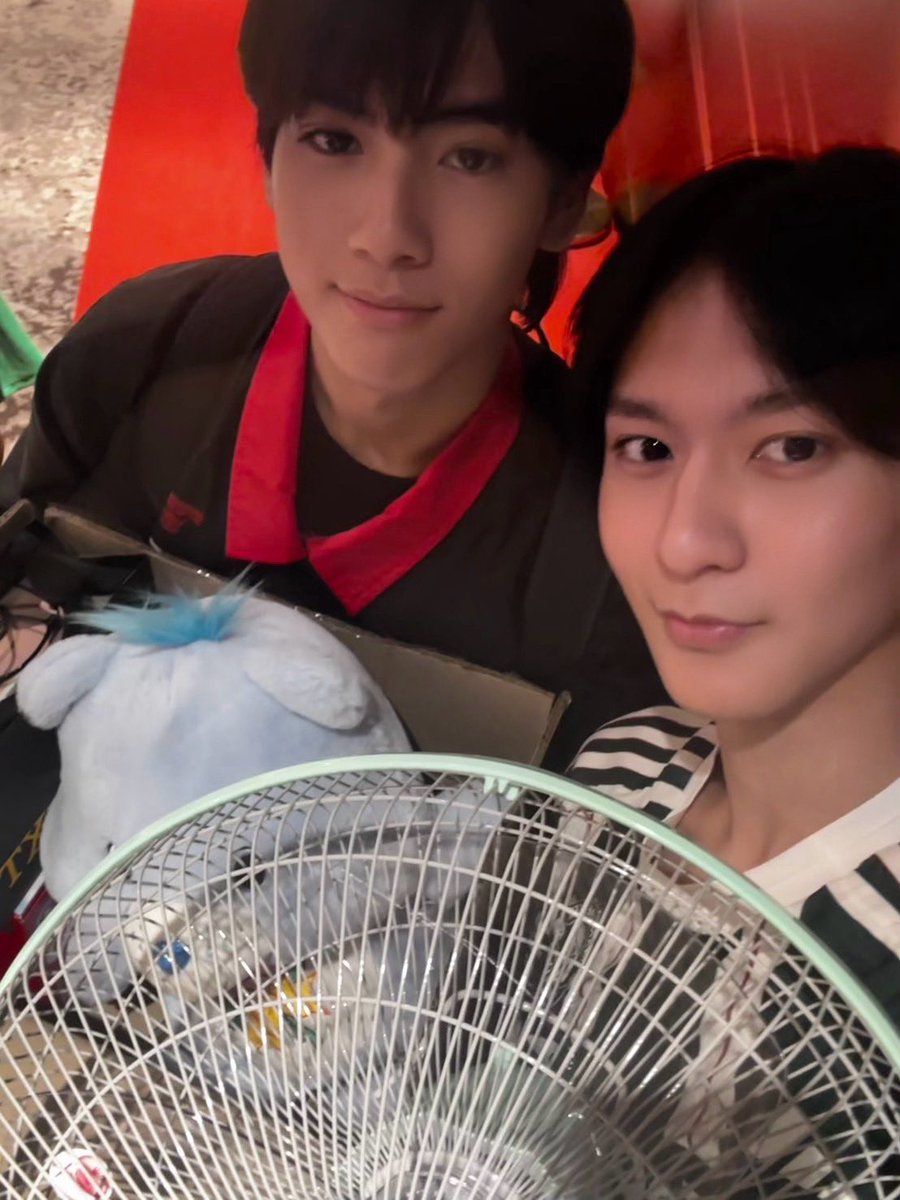 rryjinnn's tweet image. วันนี้ได้ fan กลับบ้านด้วยย แล้วก็ได้จากพี่นิวอีก20k ขอบคุณครับบ ส่วนจิ๋วได้เกมกลับไปเล่นกับแว่นมาแทนแว่นที่หายไปปป

DMD UP TO U PARTY 2026
#DMDNEWYEARPARTY2026