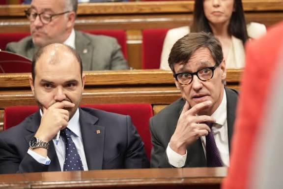 Ja fa 25 dies que Salvador Illa va desaparéixer i no exerceix de President, d'ençà el 17 de gener el substitueix Albert Dalmau, NO diputat NI tampoc candidat a les eleccions.

La qüestió: ES NORMAL AIXÒ?
I
Hi ha algun grau de llei?
Quina una en porten de cap?

QUIN TUF!