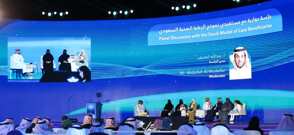 في فقرة قصص المستفيدين في #ملتقى_نموذج_الرعاية_الصحية_السعودي..
مو القصص وحدها اللي هزّت القاعة منها لعاملة أسلمت بعد تلقيها العلاج وأخرى لطفلة فقدت جميع أفراد عائلتها.. مايهز الوجدان ويلفت الانتباه هي عيون جميع الحضور والمنظمين والمصورين: دموع في محاجر العيون بلا كلام.
تعاطف