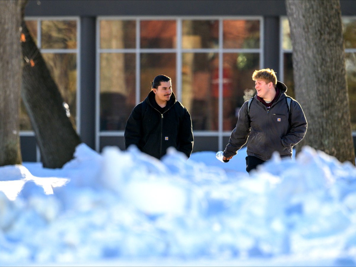 SpfldCollege's tweet photo. Students are all smiles ❄️😊 strolling between classes and soaking in the magic of a snowy campus ✨🌨️
#WinterVibes #CampusLife #SnowyDays #StudentLife #ColdButHappy https://t.co/xZj5iI7gtu