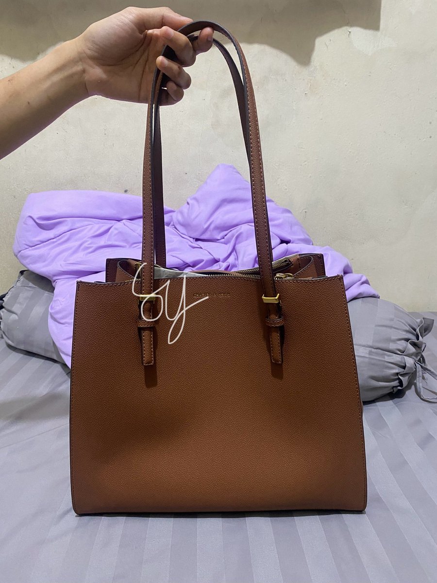 syebawl's tweet photo. [HELP RT &amp; LIKE] 
WTS PRELOVED CHARLES &amp; KEITH SANSA CHOCOLATE BAG 

1.5jt (nepis bole banget 🤗). ini tas kakak aku ya, klo kalian liat ini di carousell &amp; shopee, itu akun kita 🫰🏻 

📍jaktim
🍊shopee, gratong
🔖 pake wm takut dicuri 
#zonauang #zonajajan #preloved https://t.co/TBXHllKQyo