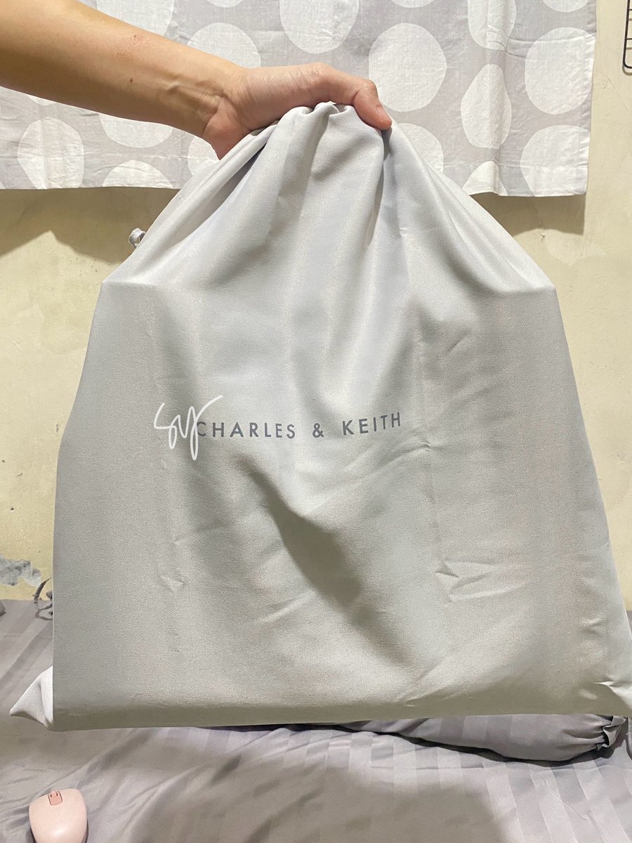 syebawl's tweet photo. [HELP RT &amp; LIKE] 
WTS PRELOVED CHARLES &amp; KEITH SANSA CHOCOLATE BAG 

1.5jt (nepis bole banget 🤗). ini tas kakak aku ya, klo kalian liat ini di carousell &amp; shopee, itu akun kita 🫰🏻 

📍jaktim
🍊shopee, gratong
🔖 pake wm takut dicuri 
#zonauang #zonajajan #preloved https://t.co/TBXHllKQyo