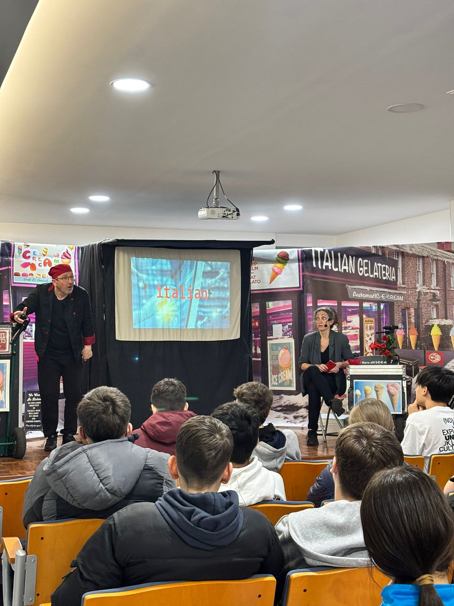 Nuestro alumnado ha asistido a la representación de la obra Only Human, de la compañía Moving On, una actividad incluida en el Programa de Competencia Comunicativa de la Junta de Andalucía, financiado con fondos europeos.🇬🇧🎭
