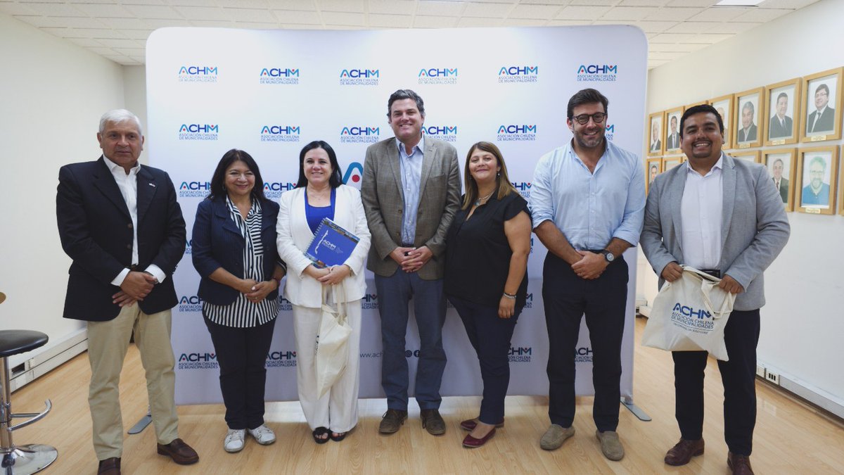 ACHMChile's tweet photo. La ACHM se reunió con la futura ministra de Seguridad Pública, Trinidad Steinert, para impulsar una agenda conjunta que fortalezca la prevención en comunas. Prioridades: implementación de la Ley de Seguridad Municipal, coordinación e información, y financiamiento local. 🤝 #ACHM https://t.co/2JdJQ7DArI
