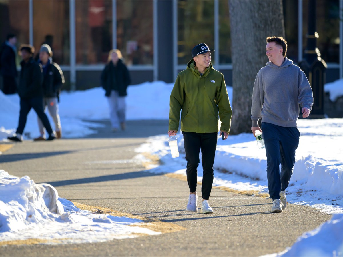 SpfldCollege's tweet photo. Students are all smiles ❄️😊 strolling between classes and soaking in the magic of a snowy campus ✨🌨️
#WinterVibes #CampusLife #SnowyDays #StudentLife #ColdButHappy https://t.co/xZj5iI7gtu
